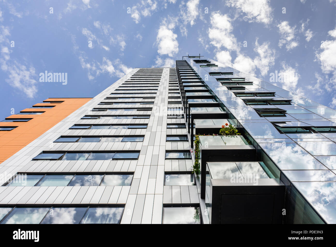 Vista astratta della MoresbyTower - a 24 piani alto luogo edificio residenziale che offre alloggi di lusso a Southampton, Hampshire, Inghilterra, Regno Unito Foto Stock