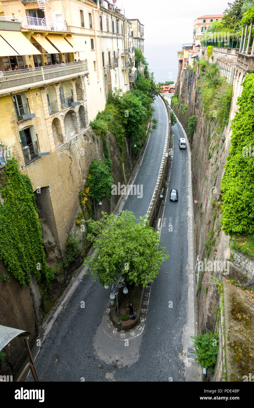 Sorrento è una città costiera nel sud-ovest dell'Italia, affacciato sulla Baia di Napoli e sulla penisola sorrentina. Arroccato sulla cima di scogliere che separano la città fro Foto Stock