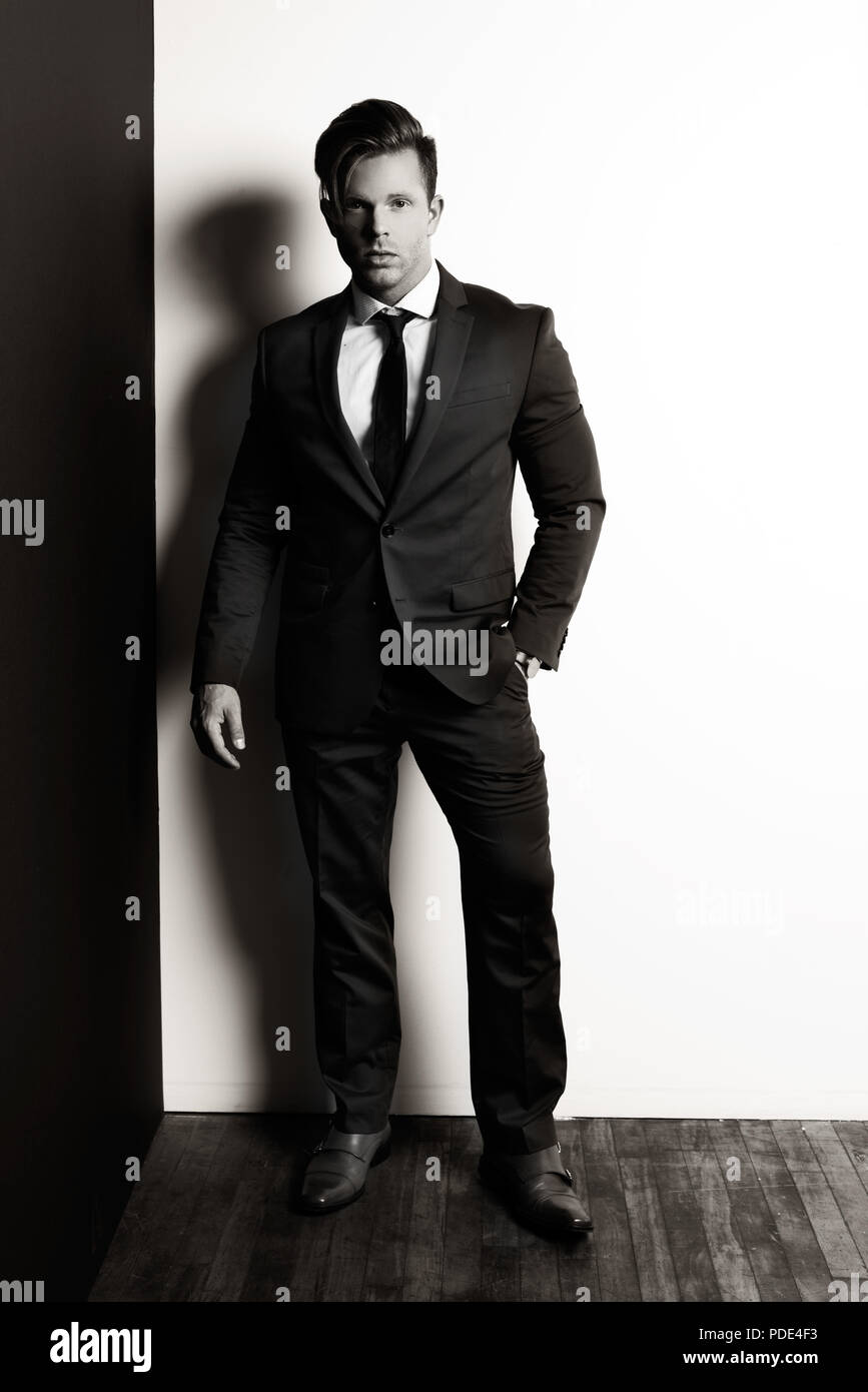 Alta Moda. Bianco e nero mens moda stock photo. Uomo bello in un vestito  Foto stock - Alamy