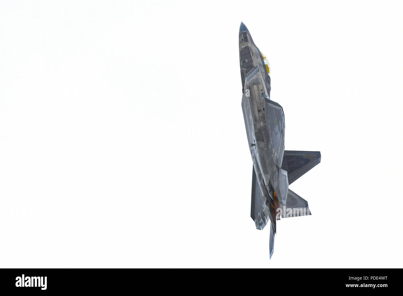 Stati Uniti Air Force Il Mag. Paolo "Loco" Lopez, il combattimento aereo il comando F-22 Raptor dimostrazione comandante del team e pilota, mostra la manovrabilità del velivolo a Tampa Bay AirFest 2018 a MacDill Air Force Base, Fla., 12 maggio 2018. La demo team pratiche in tutta l'anno per perfezionare i movimenti percision per presentare alla folla. Foto Stock