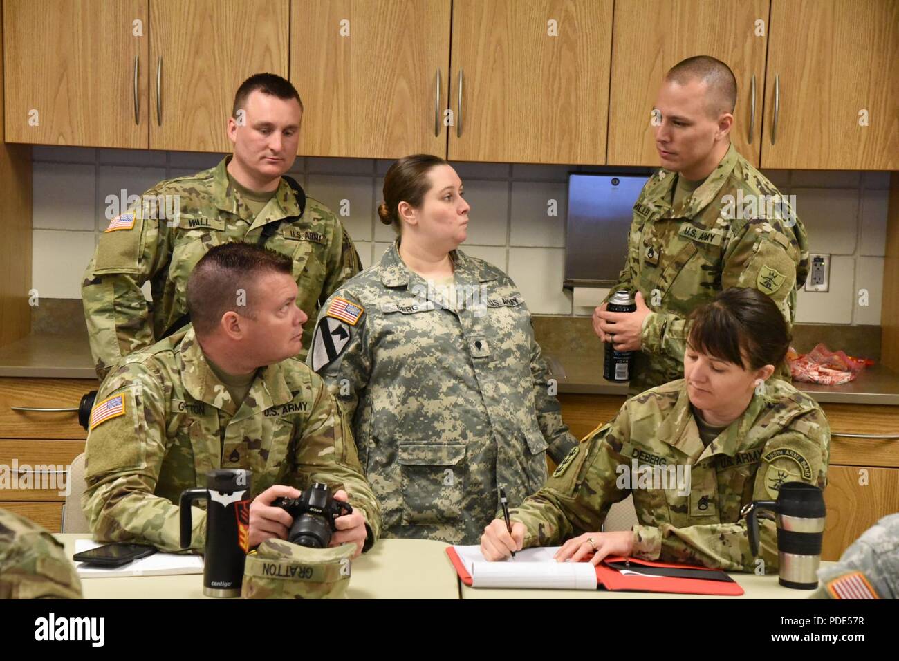 Stati Uniti Il personale dell'esercito Sgt. Brett Miller, del 116 Affari pubblici distacco, standing superiore destra, fornisce istruzioni ai soldati degli studenti durante l'unità di affari pubblici rappresentante (UPAR) formazione di Camp Grafton, N.D., vicino al lago di diavoli 11 ed il 12 maggio 2018. Soldati dal Nord Dakota Guardia Nazionale unità attraverso lo Stato aveva la possibilità di frequentare il corso UPAR, ospitato da istruttori dell'Organizzazione Ufficio per gli affari pubblici, 119Wing Public Affairs Office e 116Affari pubblici distacco. I partecipanti hanno scoperto di base degli affari pubblici principi e responsabilità, tra cui la scrittura di notizie Foto Stock