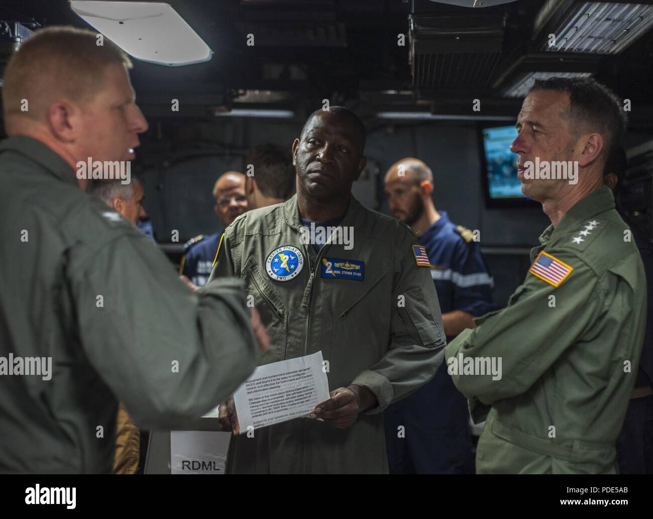 Oceano atlantico (14 maggio 2018) Capo di operazioni navali (CNO) Adm. John Richardson, destro e posteriore Adm. Stephen C. Evans, comandante del Carrier Strike gruppo (CSG) 2, ascoltare una breve da Capt. Tom Moninger, vice commodoro del destroyer Squadron (DESRON) 22, durante il CNO la visita a bordo della portaerei USS George H.W. Bussola (CVN 77). La nave è in corso nell'Oceano Atlantico conducendo carrier aria wing esercitazioni con la marina militare francese di rafforzare i partenariati e approfondire l'interoperabilità tra le due nazioni' forze navali. Foto Stock