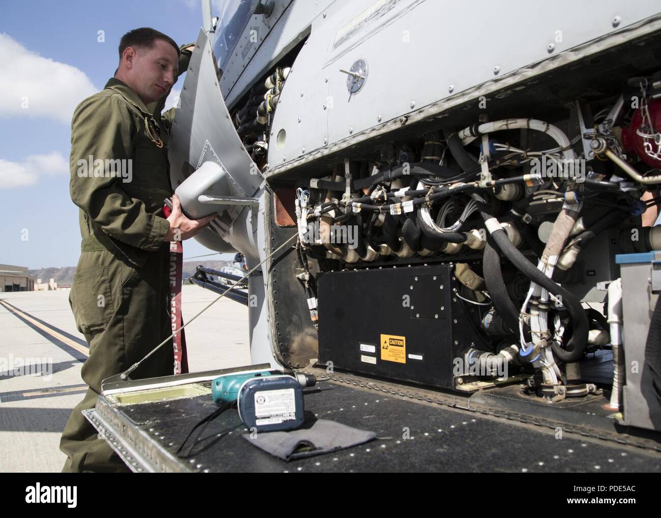 Lancia Cpl. Justin Warnick, elicottero meccanico della cellula, Marine Attacco leggero elicottero Training Squadron 303, terzo aeromobile Marina Wing, inizia a mettere un portello torna su un AH-1Z Viper twin-attacco motore elicottero dopo aver ispezionato la zona per la corrosione su Marine Corps Air Station Camp Pendleton, California, 14 maggio 2018. La AH-1Z è stata ufficialmente dichiarata contro-ready sul Sett. 30, 2010 e rimane la lotta contro-pronta a causa delle ispezioni come questi. Foto Stock