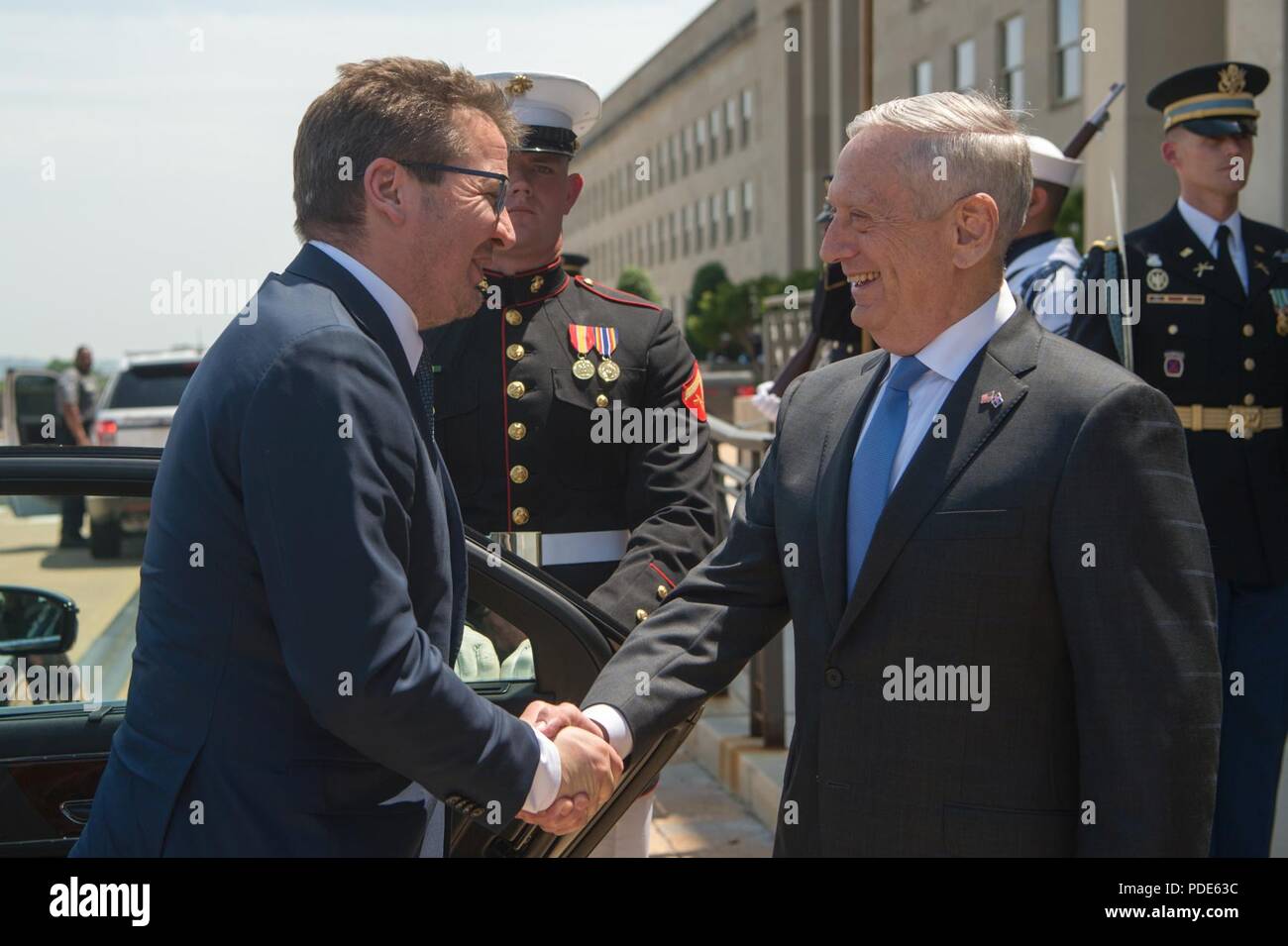 Il Segretario della Difesa James N. Mattis incontra il ministro islandese degli Affari Esteri Thor Thordharson al Pentagono a Washington, 15 maggio 2018. Foto Stock