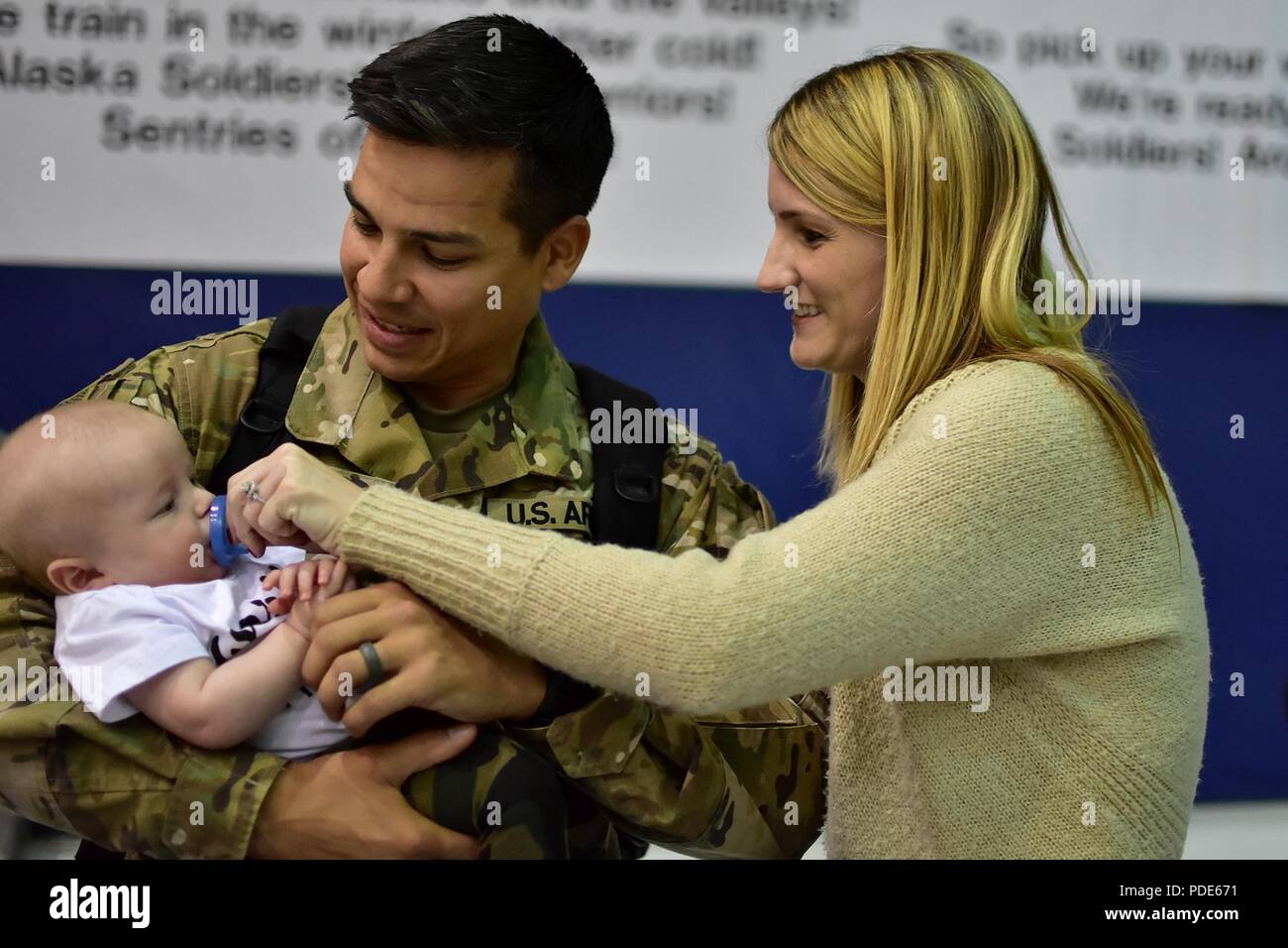 Il Mag. Ruben Otero è accolto da sua moglie, Courtney e il loro figlio, Gavin, in corrispondenza del giunto di base del Elmendorf-Richardson Hangar 1 domenica 13 maggio. Quasi 300 paracadutisti, dalla U.S. Esercito dell Alaska quarta brigata di fanteria combattere Team (airborne), XXV divisione di fanteria, erano di ritorno da un periodo di nove mesi di deployment in Afghanistan a sostegno della libertà di funzionamento di Sentinel. (Esercito Foto Stock