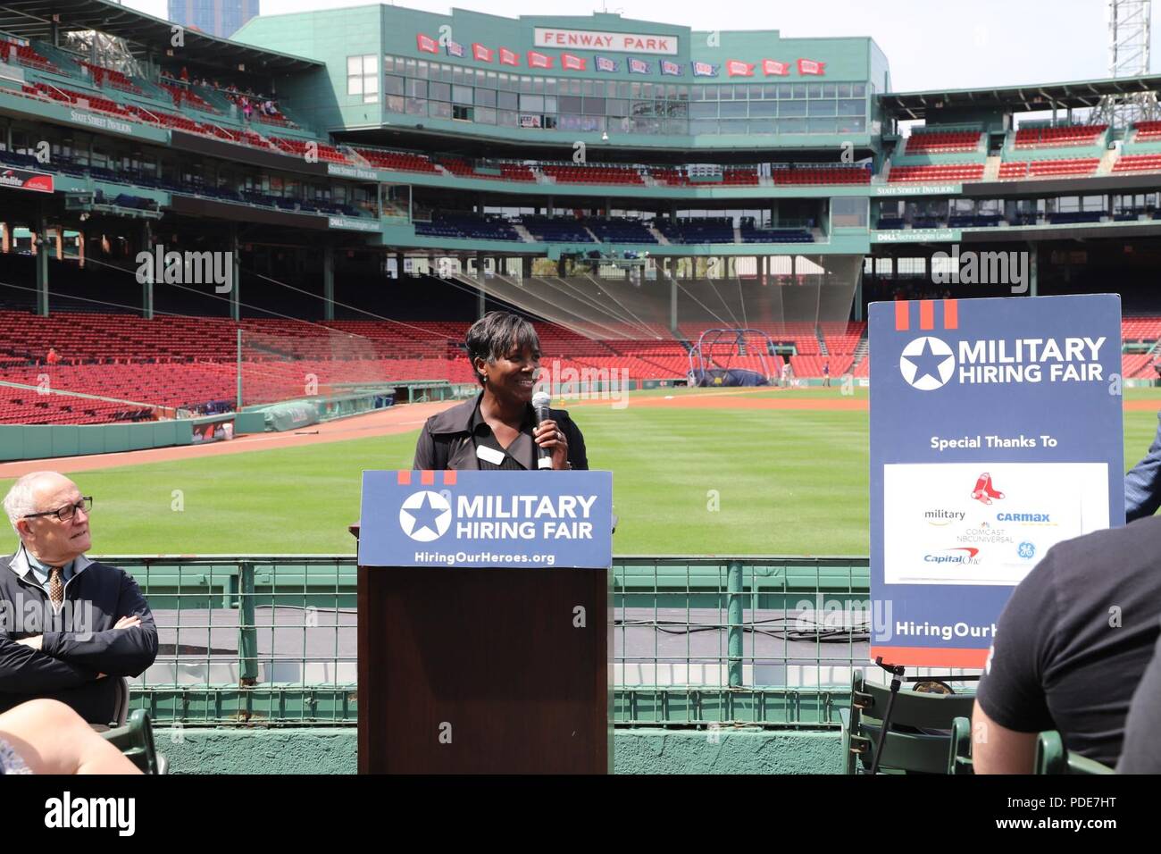 BOSTON, MASSACHUSETTS -- Comcast era tra gli oltre 100 datori di lavoro nell'area rappresentata al Fenway Park cercando di noleggio veterano, servicemember e coniuge militare i dipendenti durante un affitto i nostri eroi evento tenutosi qui il 16 maggio 2018. Affitto i nostri eroi è una iniziativa nazionale per aiutare i veterani, aspiranti membri del servizio e militare coniugi trovare significative opportunità di occupazione. (Massachusetts National Guard Foto Stock