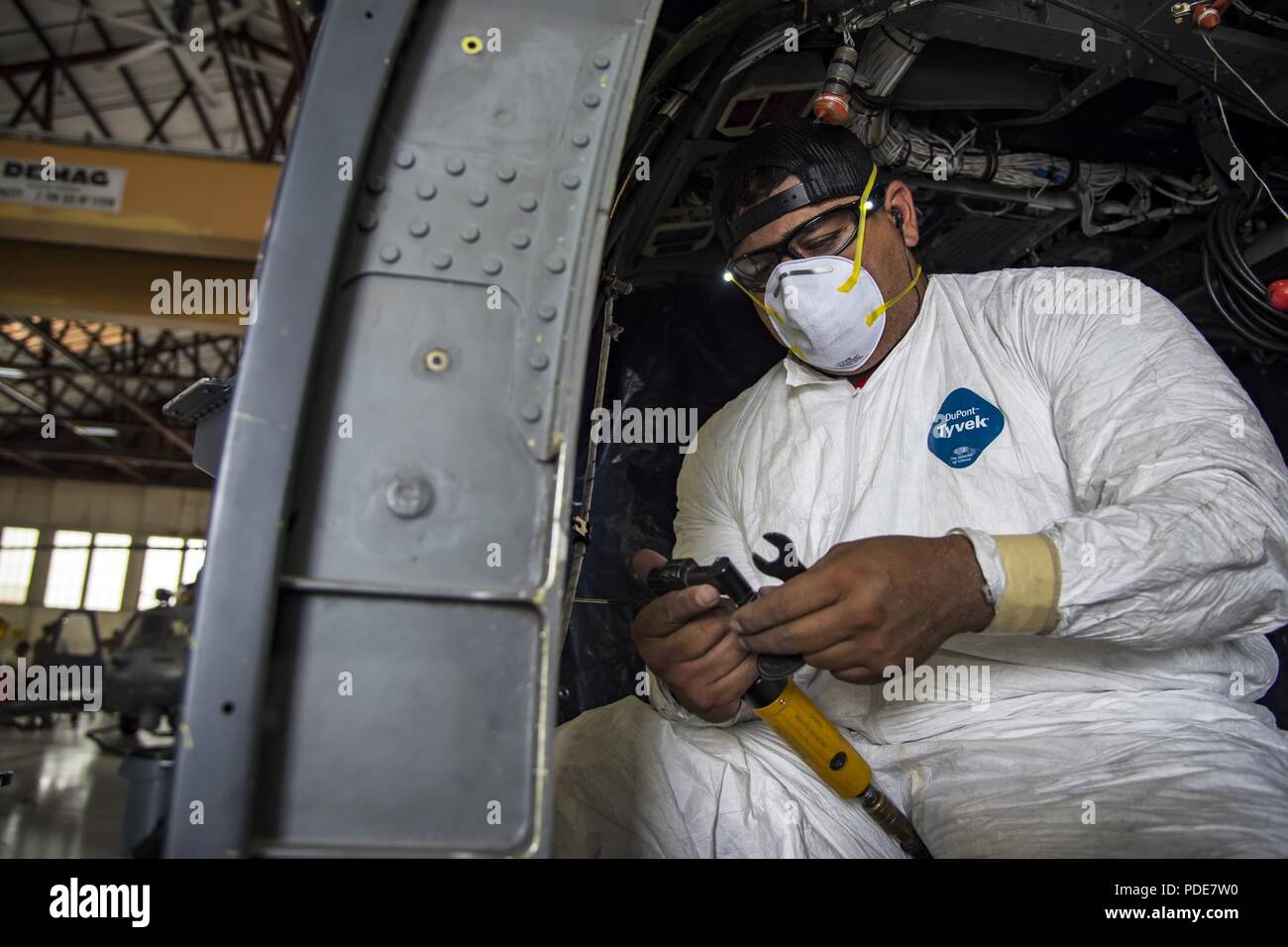 Erasmo Leal, un macchinista dal Corpus Christi Army Depot (CCAD), ispeziona i suoi attrezzi, 15 maggio 2018, a Moody Air Force Base, Ga. Avieri dal 723d Manutenzione aeromobili squadrone lungo con macchinisti dal CCAD condotto una full-strutturali di lacerare e restauro su un HH-60G Pave Hawk. Una volta che l'aeromobile era stato abbattuto, aviatori e i macchinisti di riparazioni eseguite su tutti i suoi componenti prima che assomiglia a. Foto Stock