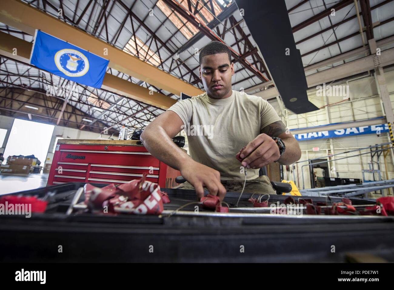 Airman 1. Classe Andre Butler, 723d Manutenzione aeromobili Squadron (AMXS) capo equipaggio, tira il filo al di fuori di un tool box, 15 maggio 2018, a Moody Air Force Base, Ga. Avieri dal 723d AMXS lungo con macchinisti dal Corpus Christi Army Depot ha condotto un full-strutturali di lacerare e restauro su un HH-60G Pave Hawk. Una volta che l'aeromobile era stato abbattuto, aviatori e i macchinisti di riparazioni eseguite su tutti i suoi componenti prima che assomiglia a. Foto Stock