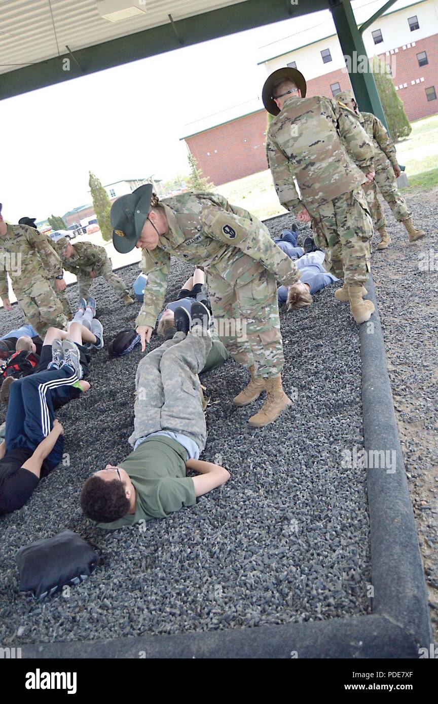 FORT CARSON, Colo. - Futuro soldati eseguire solleva la gamba sotto lo sguardo vigile di 415th Reggimento di Fanteria trapanare sergenti come parte della loro preparazione fisica della formazione durante il Soldato Futuro Mega evento Maggio 12, 2018 a Pershing campo. ( Foto Stock