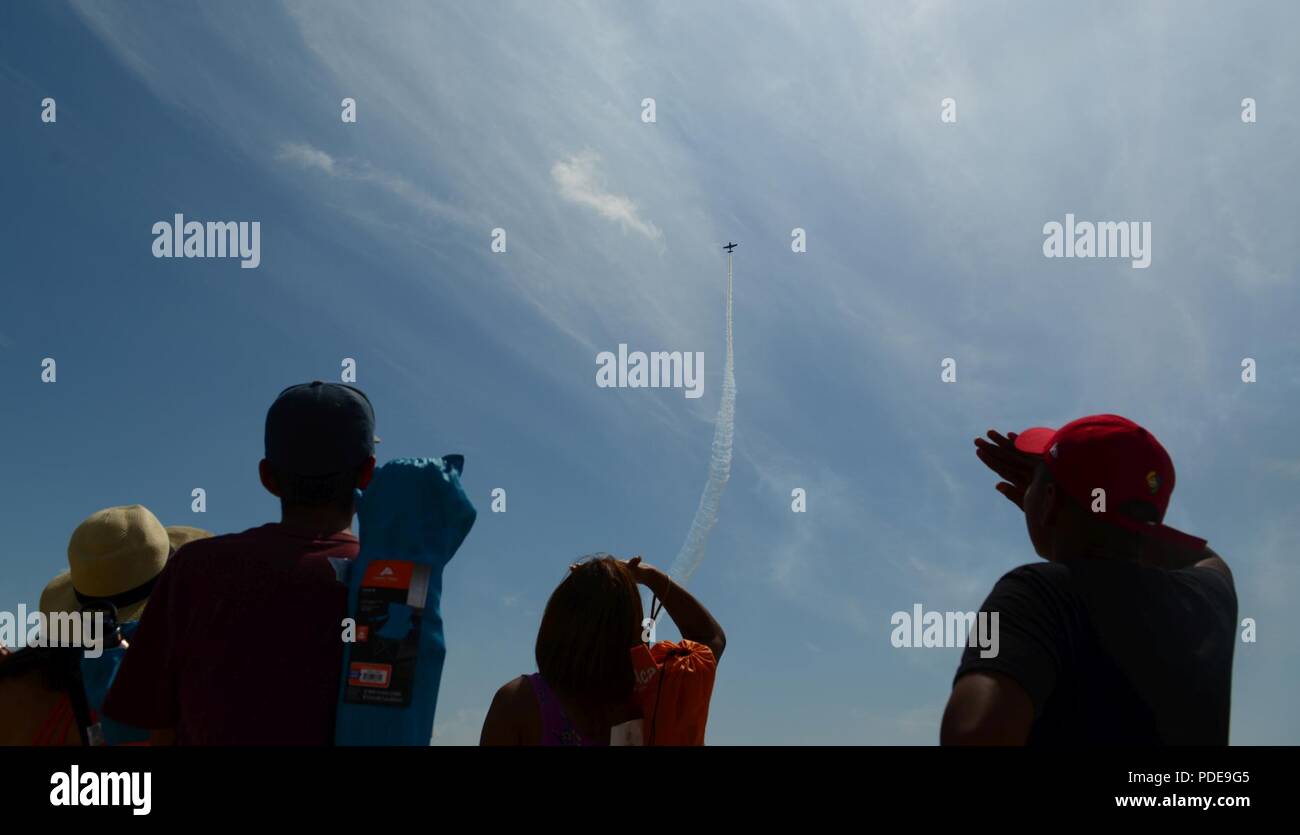 I partecipanti di Laughlin Air Force Base di Fiesta di volo open house airshow e guardare come esecutori navigare i cieli del Texas, 12 maggio 2018. La "Fiesta del volo" Laughlin è stato il primo in airshow 11 anni e più di quindici esecutori è venuto per dimostrare la loro capacità di antenna. Foto Stock
