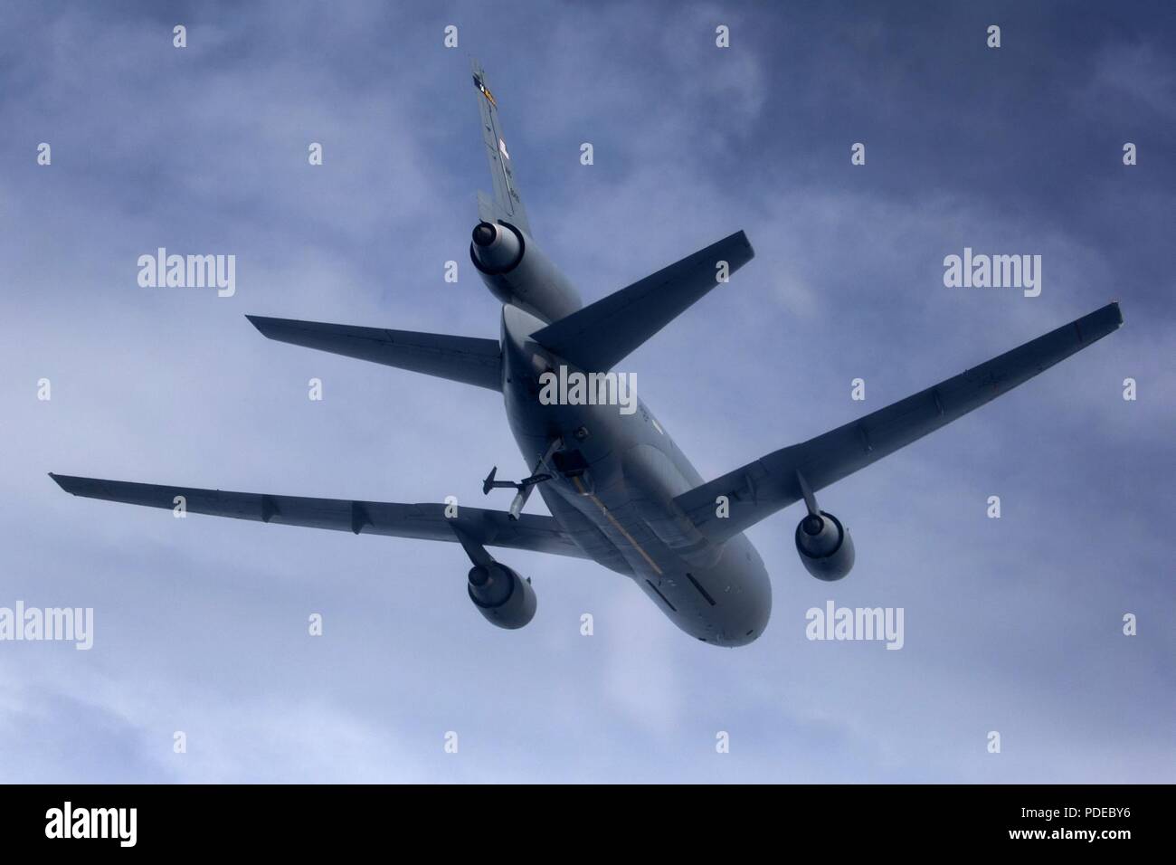 Un U.S. Air Force KC-10 Extender con equipaggio di riserva aviatori cittadino con la 78Air Refuelling Squadron, 514th aria mobilità ala, banche sull Oceano Atlantico durante una missione di addestramento Maggio 20, 2018. Il 514th è una Forza Aerea di riserva dell'unità di comando situato in corrispondenza della giunzione baseGuire-Dix Mc-Lakehurst, N.J. Foto Stock