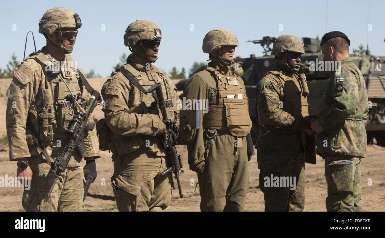 Colonnello finlandese Kari Nisula, il comandante di esercizio dall'esercito finlandese, premi quattro U.S. Marines con doni per la loro partecipazione e leadership dopo un'esercitazione a fuoco come parte di esercizio freccia 18 in Pohjankangas Area Formazione vicino Kankaanpaa, Finlandia, 18 maggio 2018. Esercizio freccia è un finlandese annuale multi-nazionale esercizio con lo scopo di una formazione di fanteria meccanizzata, artiglieria e mortaio la formazione sul campo competenze nell'esercitazione a fuoco. Questo è il primo anno i Marines Corps è che partecipano a questo esercizio e per la prima volta la M1A1 Abrams serbatoi sono stati in Finlandia. Foto Stock