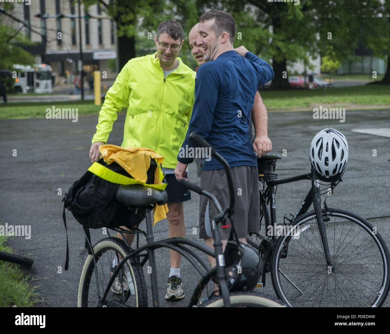 Supporto navale attività Bethesda era uno dei 100 pit stop durante il moto nazionale di lavorare il giorno 18 maggio. Il fermo previsto bikers bevande, snack e una camicia per mostrare che essi hanno partecipato. Foto Stock