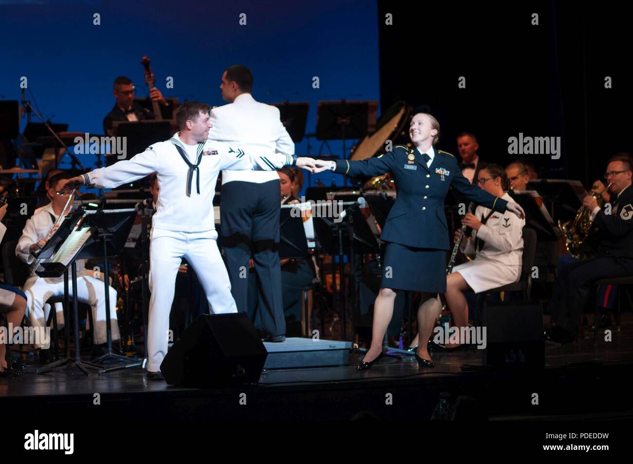 HONOLULU - STATI UNITI Navy musicista 2a classe Daniel Weber danze con U.S. Esercito nazionale del personale di guardia Sgt. Acque Krysta come essi eseguire "Blue Moon" durante la trentatreesima congiunta annuale concerto militare a Hawaii Theatre Centre, 19 maggio 2018. Il XXV divisione di fanteria Band, Hawaii Esercito Nazionale banda di guardia, Marine Corps Forces Pacific Band, U.S. Flotta del Pacifico Band e U.S. Air Force Band del Pacifico ha eseguito un concerto gratuito insieme in onore di militari apprezzamento al mese e Forze Armate giorno. Foto Stock