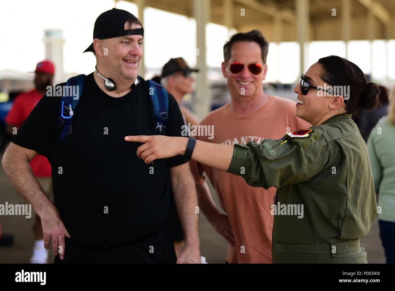 Tech. Sgt. Anna, undicesimo attacco sensore squadrone operatore, spiega varie MQ-9 Reaper capacità a base comune Langley-Eustis, Virginia, 20 maggio 2018. MQ-9 piloti, sensore degli operatori di manutenzione e gli avieri viaggiare all'aria mostra come Airpower Over Hampton Roads per aiutare le persone a comprendere la missione della pilotato a distanza aeromobile enterprise. Foto Stock