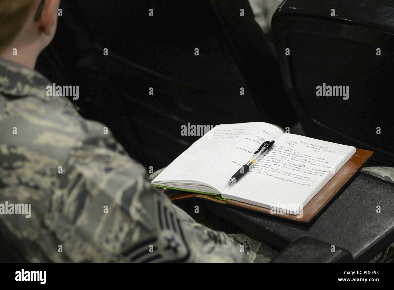 Note giaceva su un banco in seconda atlantico annuale Conferenza Stripe presso l'U.S. Forze aeree in Europa e Forze Aeree Africa Conference Center su Ramstein Air Base, Germania, 17 maggio 2018. Alcuni degli argomenti trattati durante la conferenza inclusi tratti di leadership, auto-consapevolezza e articolare la missione, specificamente ai lavoratori subordinati. Foto Stock