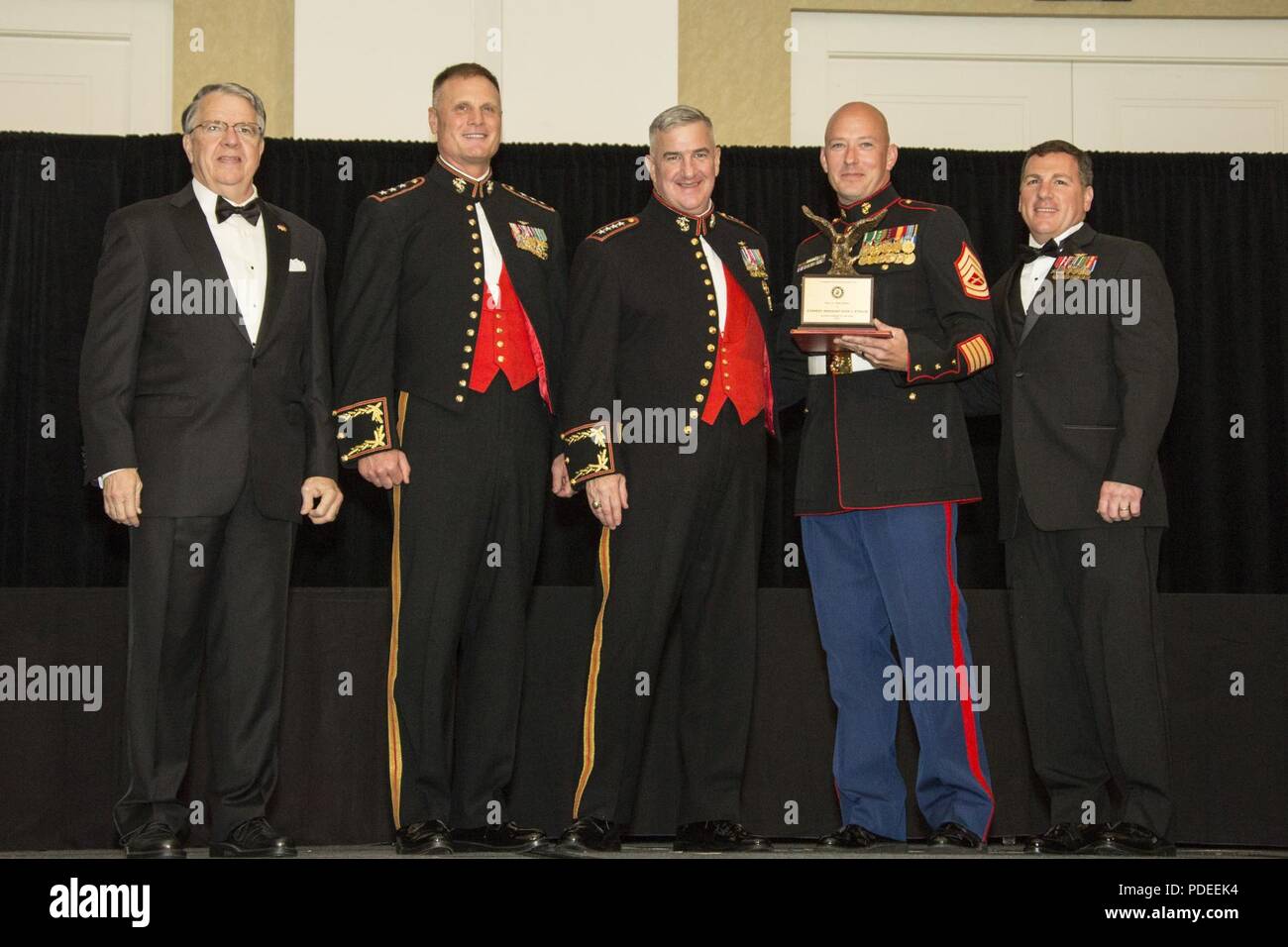 L'Assistente Comandante del Marine Corps gen. Glenn M. Walters, centrale presenta la Paul G. Vess Award per i prodotti avionici Marine dell'anno a Gunnery Sgt. Ryan J. Straub, secondo da destra, aeromobili di comunicazione/navigazione/sistemi radar personale Sottufficiale in carica, Marine Tactical Electronic Warfare Squadron 3 (VMAQ-3), Marine Aircraft Group 14 (MAG-14) durante la quarantasettesima annuale di Marine Corps Aviation Association (MCAA) Simposio e banchetto di premiazione, San Diego, California, 18 maggio 2018. Walters era l'oratore ospite per l'evento e presentato 13 l'unità awards e 16 premi individuali duri Foto Stock