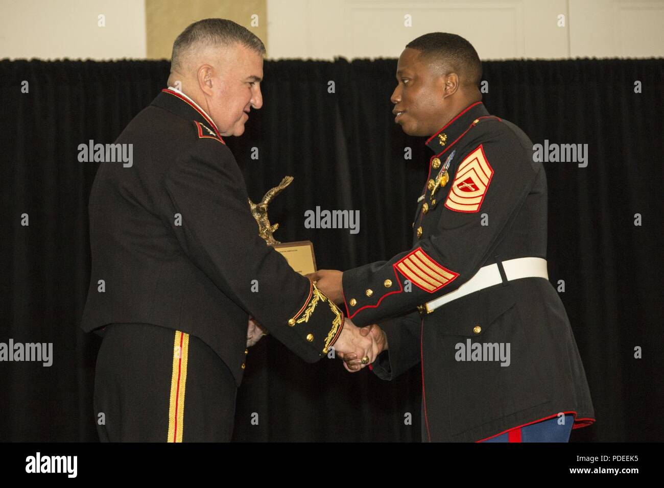 L'Assistente Comandante del Marine Corps gen. Glenn M. Walters, sinistra, presenta il Kenneth W. Southcomb Award per i prodotti avionici Marine dell'anno al Master Gunnery Sgt. Jeffrey J. Swindell, Marine Aviation Logistics Squadron 12 (MALS-12) alimentazione personale sottufficiale, Marine Aircraft Group 12 (MAG-12) durante la quarantasettesima annuale di Marine Corps Aviation Association (MCAA) Simposio e banchetto di premiazione, San Diego, California, 18 maggio 2018. Walters era l'oratore ospite per l'evento e presentato 13 l'unità awards e 16 premi individuali durante la cerimonia. Foto Stock