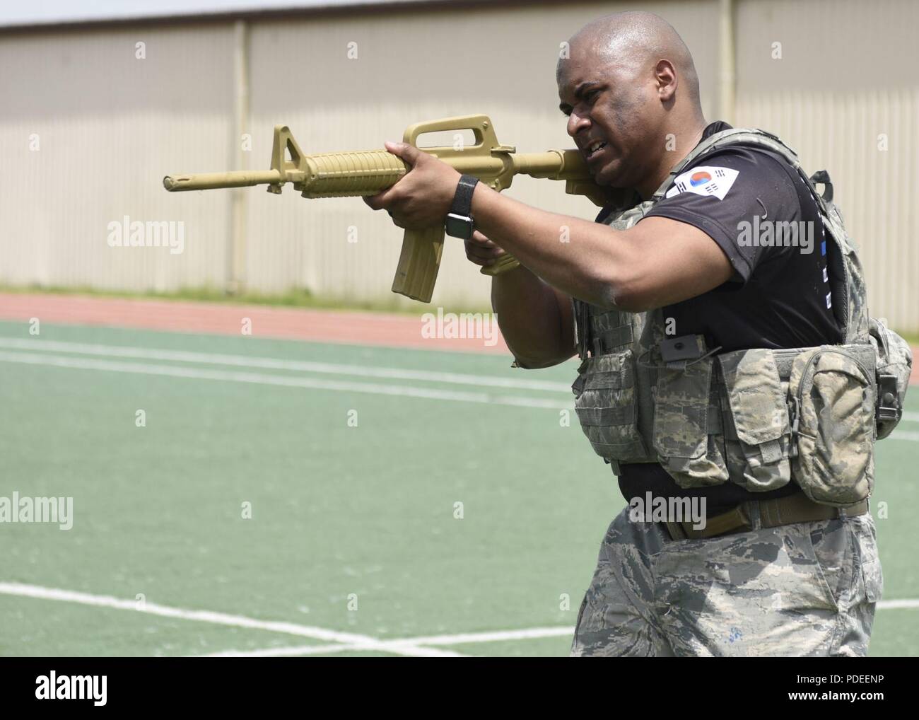 Stati Uniti Air Force Tech. Sgt. Hector Rivera Bonilla, 51st delle forze di sicurezza Squadron stati, esegue un anatra a piedi durante una staffetta a Osan Air Base, Repubblica di Corea, 15 maggio 2018. La staffetta è stata ospitata dalla 51st delle forze di sicurezza Squadron ed è stato una parte della polizia nazionale settimana 2018 eventi. Il relè è consistito di squadre di eseguire varie attività fisiche che rispecchiano quelli delle forze di sicurezza della formazione. Foto Stock