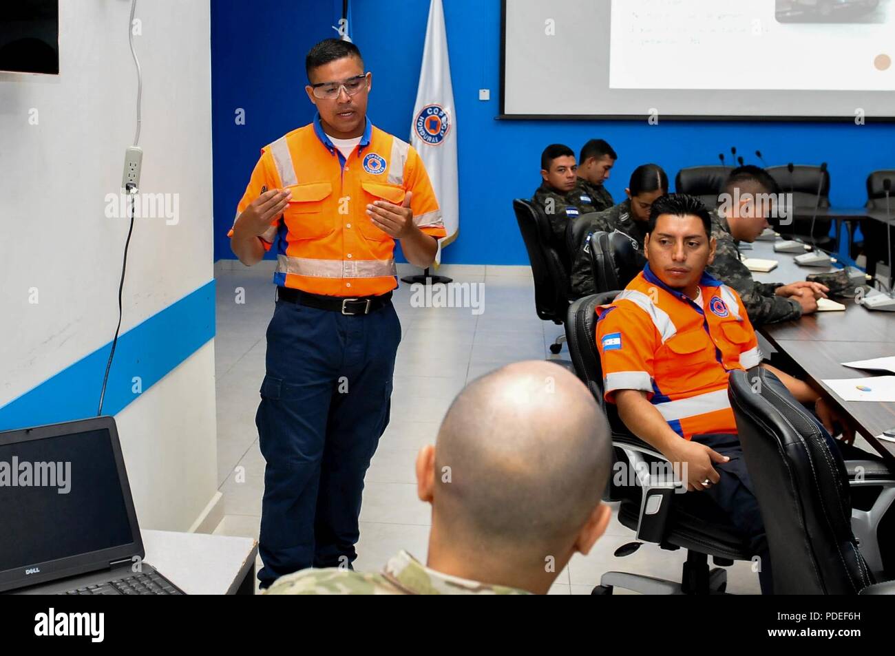 Ufficiali del Puerto Rico La Guardia Nazionale ha visitato Honduras Emergency Operation Center (COPECO) strutture in Honduras Repubblica, 14 maggio alle 18. Lo scopo della visita era quello di condividere le tecniche e le procedure da applicare durante gli eventi di emergenza causate da calamità naturali come la più recente uragano Maria evento che ha colpito l isola di Puerto Rico otto mesi fa. Foto Stock