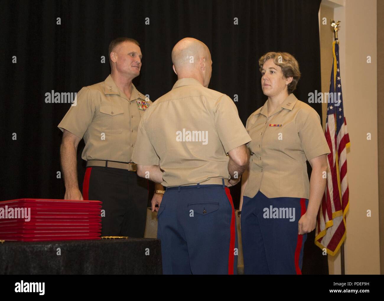 Il cap. Olivia Garard, a destra, un velivoli senza pilota comandante con Marine Drone Squadron (VMU) 1, 3 aeromobili Marina Wing, riceve il Unmanned Aerial System officer insignia durante il 2018 Marine Corps Aviation associazione orientabile cerimonia di premiazione che si terrà a San Diego, 18 maggio. Aggiudicazione dell'insegna aggiunge all illustre eredità del Marine Corps' lunga tradizione di aviazione pionieristica eccellenza durante l'impostazione degli standard per avanzare in remoto le operazioni di combattimento e le tecnologie di combattimento. Foto Stock