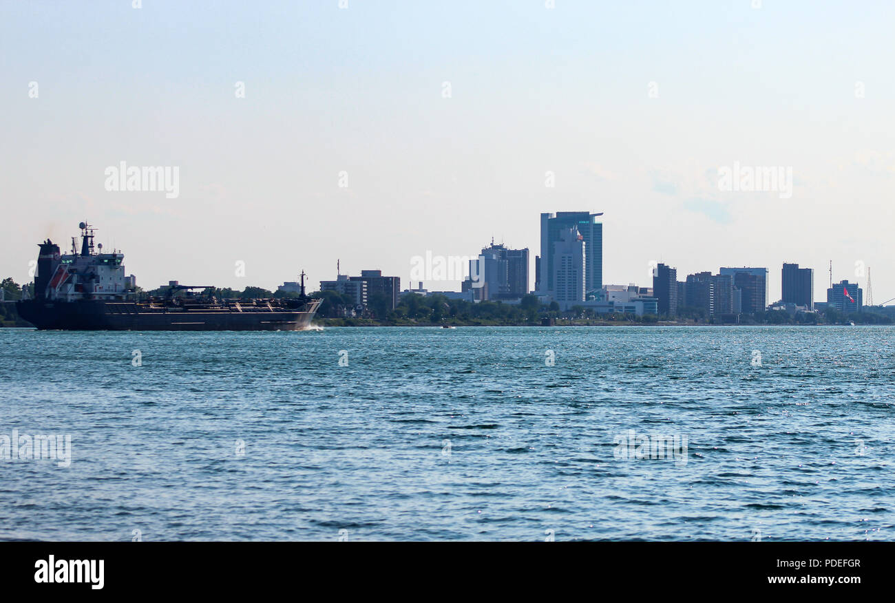 Barge galleggiando giù Fiume Detroit la visualizzazione da Belle Isle. Windsor, Canada in vista. Foto Stock