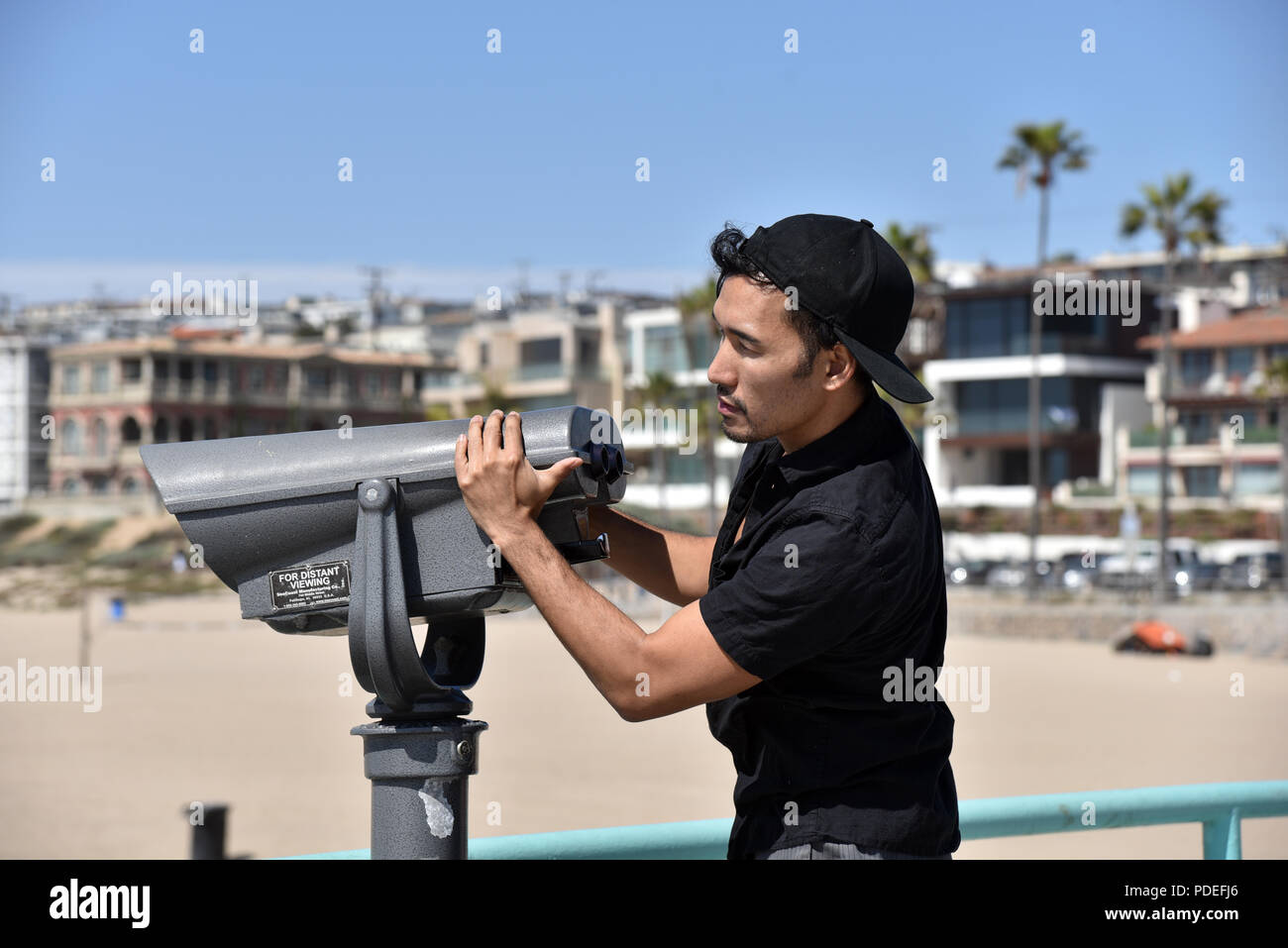 Un uomo asiatico godendo di una vacanza a Southern California Beach. Exclusive Royalty free stock foto. Foto Stock