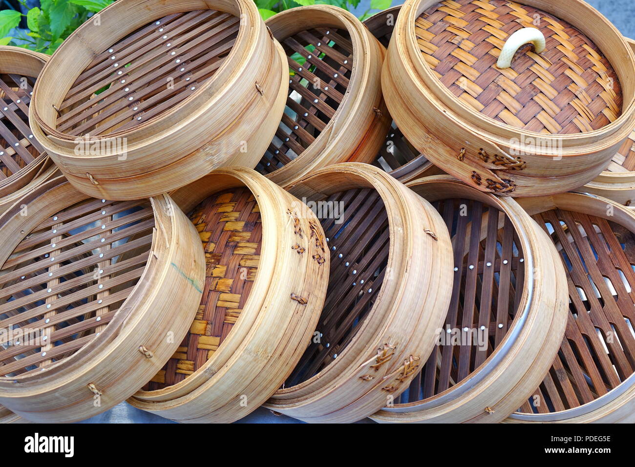 Cinese tradizionale vaporizzatori di bambù utilizzato per fare degli gnocchi e il pane in streaming Foto Stock