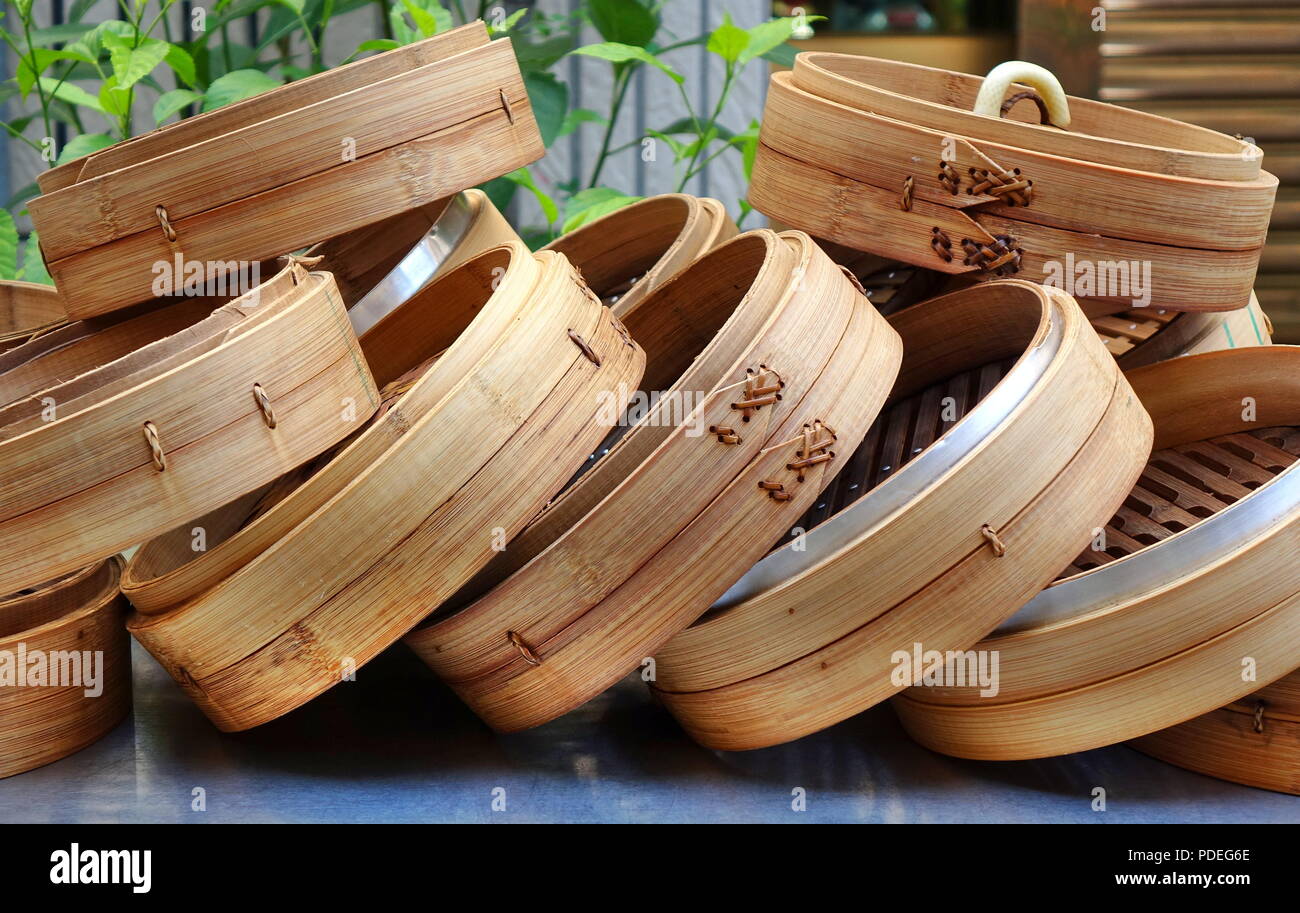 Cinese tradizionale vaporizzatori di bambù utilizzato per fare degli gnocchi e il pane in streaming Foto Stock