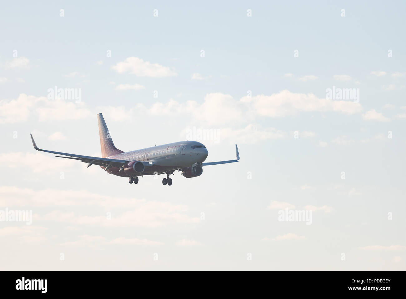 Novosibirsk, Russia - 7 Giugno 2018: Boeing 737-8LJ VP-BOA Rossiya Airlines approcci per l'atterraggio all'aeroporto internazionale Tolmachevo. Foto Stock