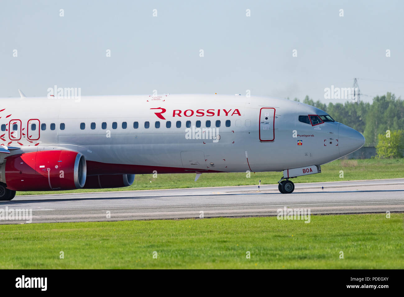 Novosibirsk, Russia - 7 Giugno 2018: Boeing 737-8LJ VP-BOA Rossiya Airlines sulla pista di Tolmachevo Aeroporto Internazionale Foto Stock