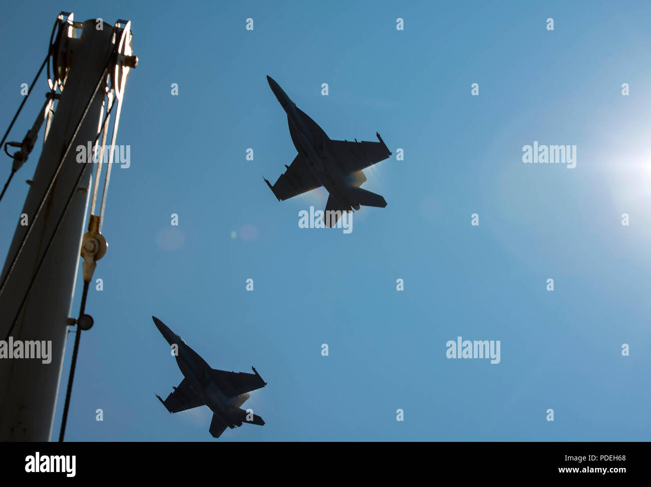 Oceano atlantico (Agosto 7, 2018) Due F/A-18E Super calabroni, attaccato a Strike Fighter Squadron (VFA) 131, sorvolare il Wasp-classe assalto anfibio nave USS Iwo Jima (LHD 7), 7 Agosto, 2018. Iwo Jima ospita 269 amici e membri della famiglia per una crociera di Tiger mentre distribuito con i suoi anfibi gruppo pronto a sostegno di le operazioni di sicurezza marittima e di teatro di sicurezza gli sforzi di cooperazione in Europa e il Medio Oriente. (U.S. Foto di Marina di Massa lo specialista di comunicazione 2a classe Andrew Murray/rilasciato) Foto Stock