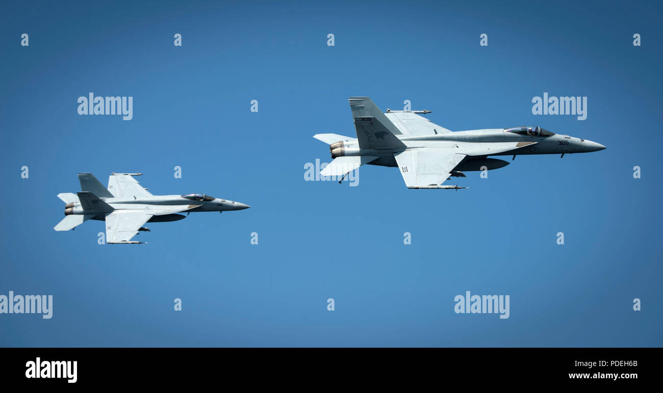 Oceano atlantico (Agosto 7, 2018) Due F/A-18E Super calabroni, attaccato a Strike Fighter Squadron (VFA) 131, sorvolare il Wasp-classe assalto anfibio nave USS Iwo Jima (LHD 7), 7 Agosto, 2018. Iwo Jima ospita 269 amici e membri della famiglia per una crociera di Tiger mentre distribuito con i suoi anfibi gruppo pronto a sostegno di le operazioni di sicurezza marittima e di teatro di sicurezza gli sforzi di cooperazione in Europa e il Medio Oriente. (U.S. Foto di Marina di Massa lo specialista di comunicazione 2a classe Andrew Murray/rilasciato) Foto Stock