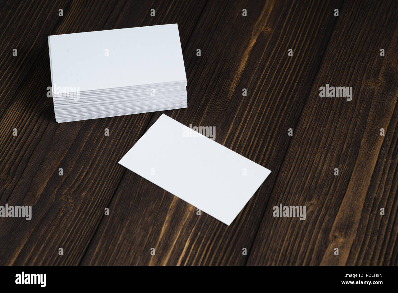 Blank business cards su legno tavolo di lavoro con copia spazio per aggiungere testo ID. e un logo azienda concept idea. Foto Stock