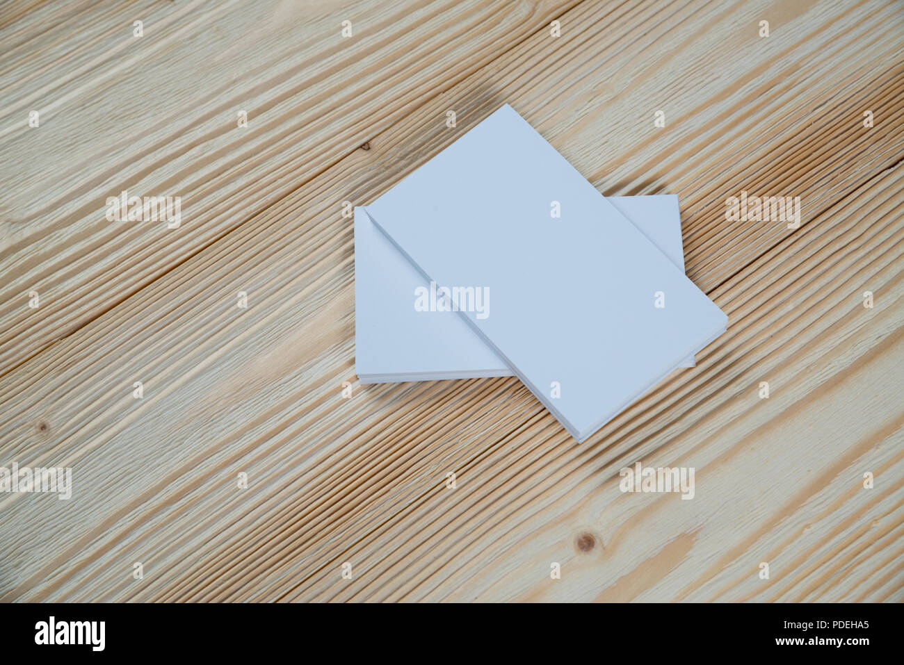 Blank business cards su legno tavolo di lavoro con copia spazio per aggiungere testo ID. e un logo azienda concept idea. Foto Stock
