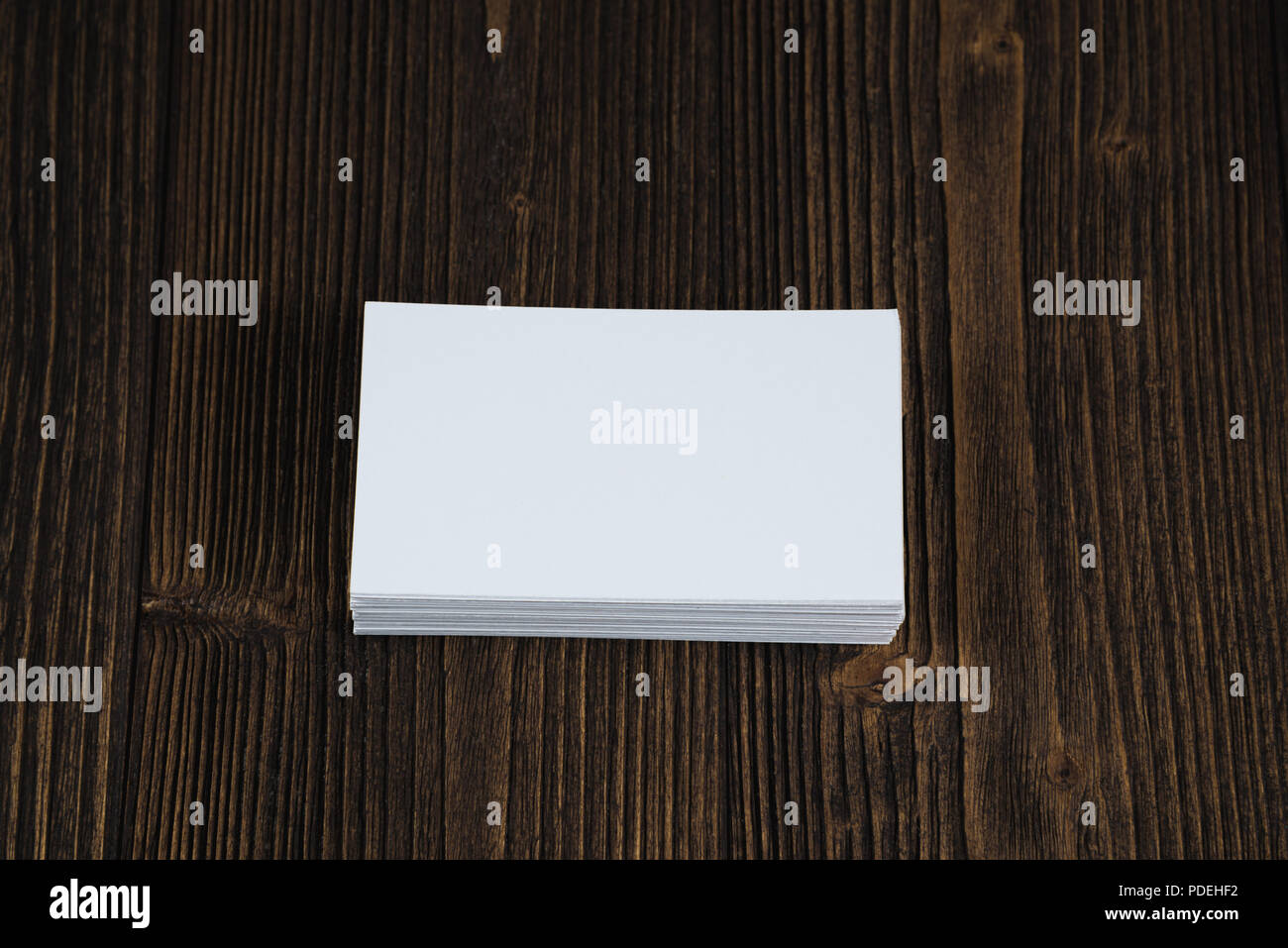 Blank business cards su legno tavolo di lavoro con copia spazio per aggiungere testo ID. e un logo azienda concept idea. Foto Stock