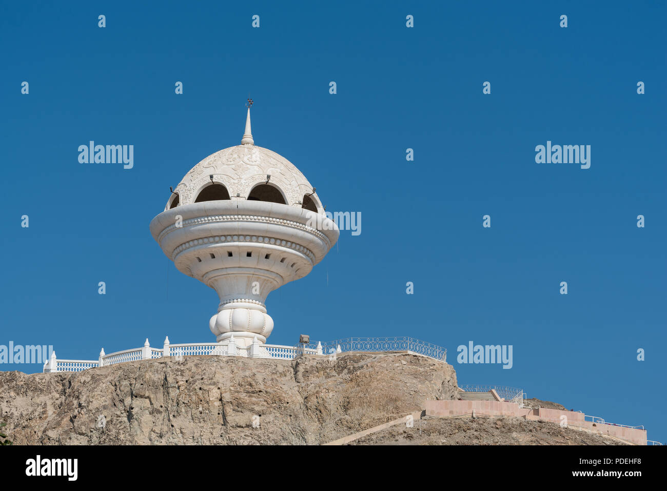 Il marmo bianco e la struttura della piattaforma di visualizzazione sotto forma di un recipiente di incenso a Riyam Park di Mutrah (vecchia Muscat), Oman Foto Stock