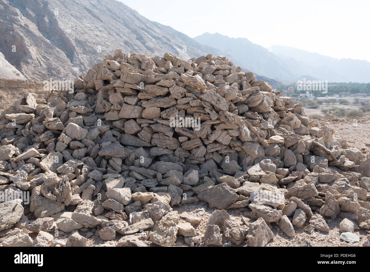 Vecchia tomba a Bawshar in Muscat Oman. Suolo nella zona è rocciosa in modo sepoltura è al di sopra del suolo con rock impilati al di sopra del sito di sepoltura Foto Stock