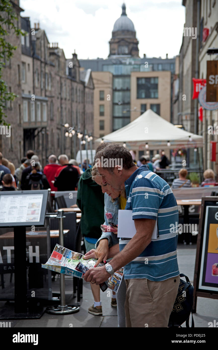 I turisti guardano una mappa, Edinburgh Fringe Festival di Edimburgo, Scozia, Regno Unito Foto Stock