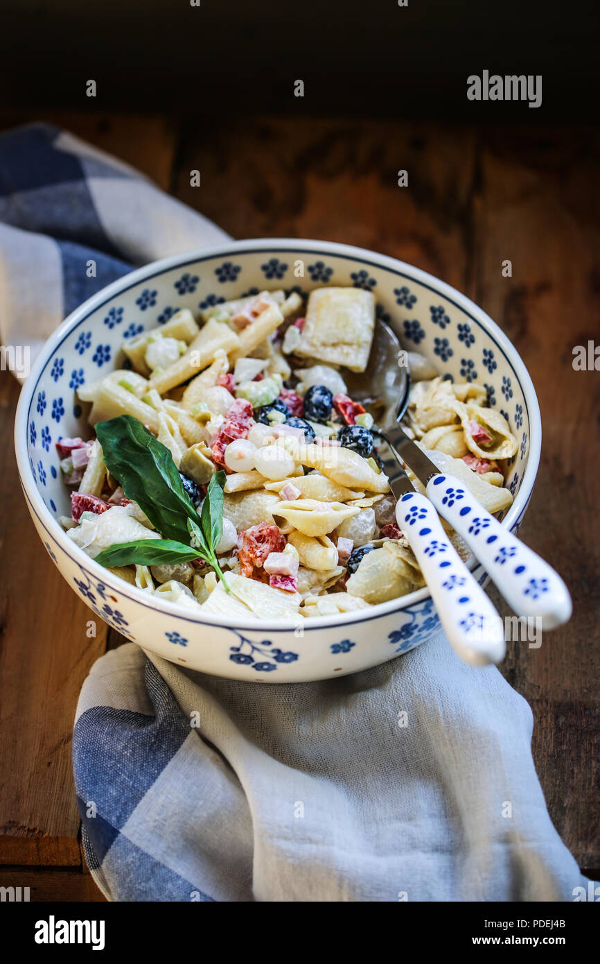Ciotola di pasta fresca insalata. Foto Stock
