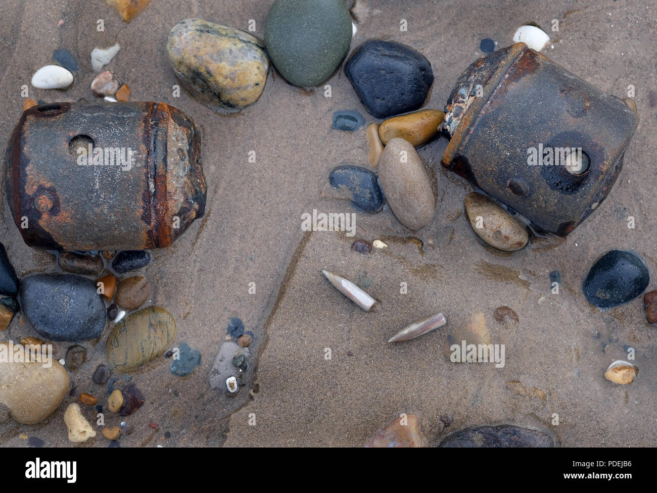 Resti della seconda guerra mondiale RP3 aerei inglesi da 3 pollici proiettili a razzo sulla spiaggia di Skipsea, UK. Un tempo di guerra poligono di tiro. Foto Stock