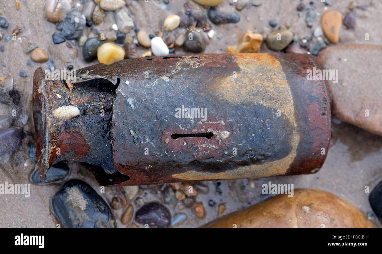 Resti della seconda guerra mondiale RP3 aerei inglesi da 3 pollici proiettili a razzo sulla spiaggia di Skipsea, UK. Un tempo di guerra poligono di tiro. Foto Stock