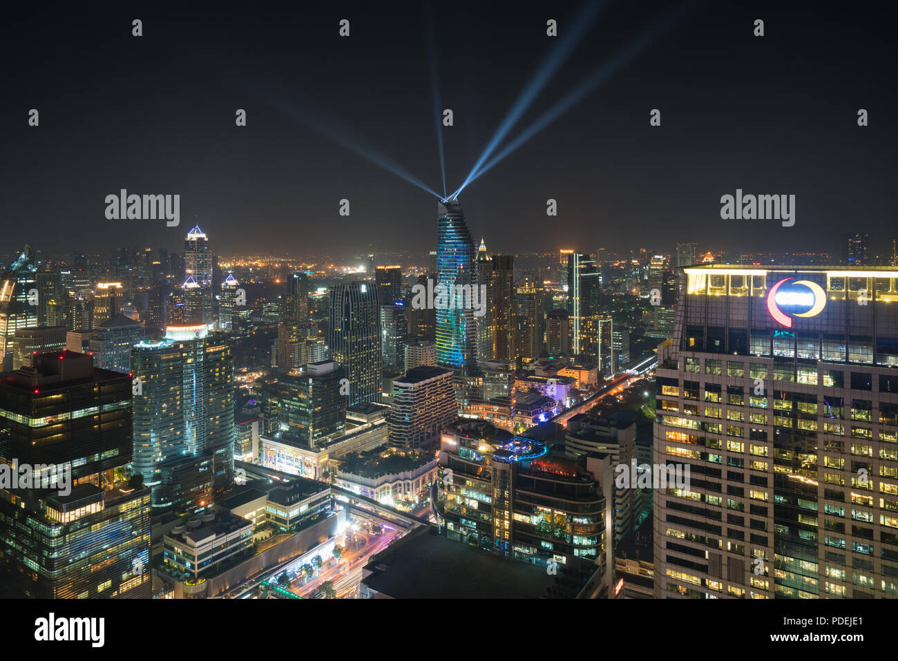 Vista notturna con grattacielo nel quartiere degli affari di Bangkok in Thailandia. Spettacolo di luci a Magnolie Ratchaprasong a Bangkok, in Thailandia. Foto Stock