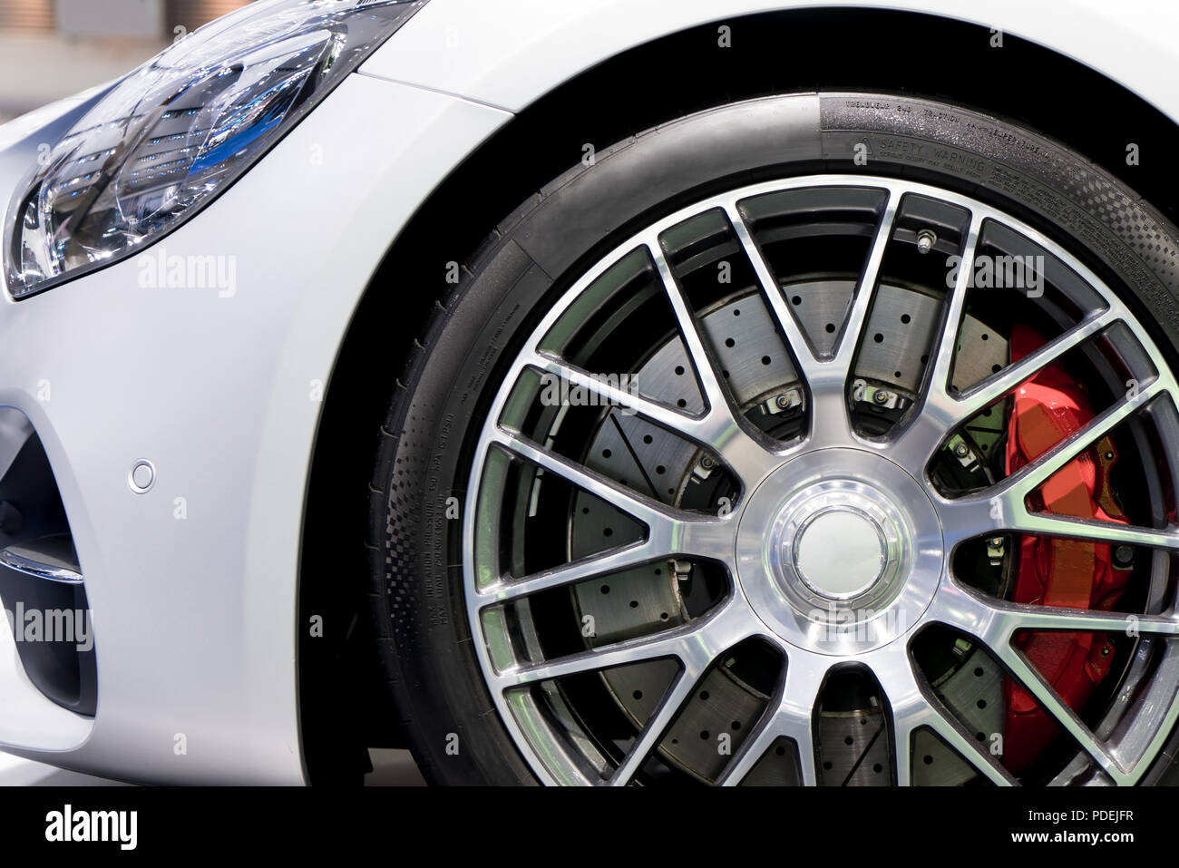 Dettagliando serie. Pulire super car disco-freno. I cerchi rossi da auto sportiva. Foto Stock