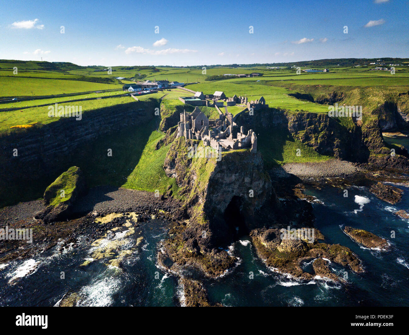 Vedute aeree di Dunluce Castle e il nord del litorale di Antrim Foto Stock