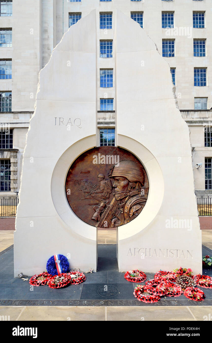 Iraq e Afghanistan Memorial, Victoria Embankment Gardens, Londra, Inghilterra, Regno Unito. Pietra di Portland (Paolo Giorno: 2017) commemora militare inglese porto Foto Stock