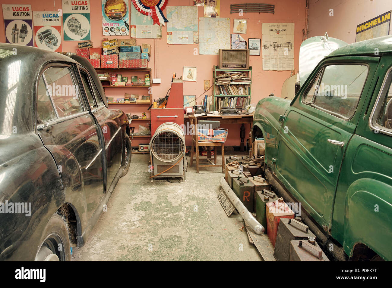 Due automobili classiche in un vecchio stile in garage per la manutenzione e la riparazione Foto Stock