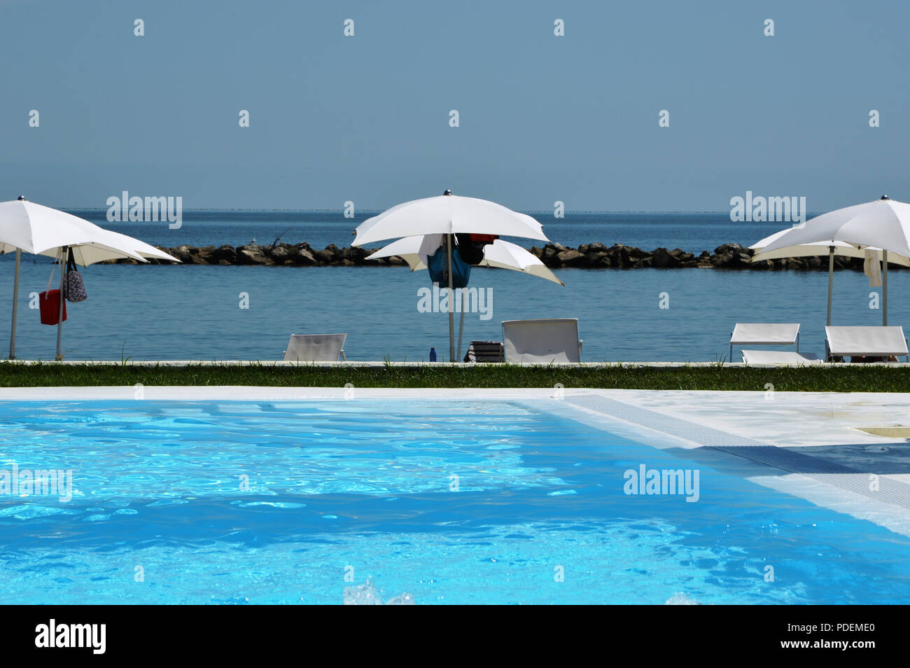 Piscina sulla spiaggia Foto Stock