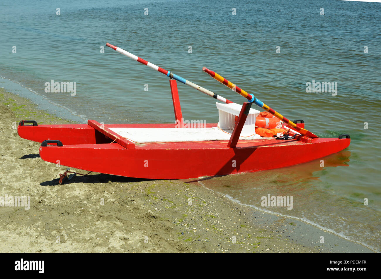 La barca di salvataggio sulla spiaggia Foto Stock