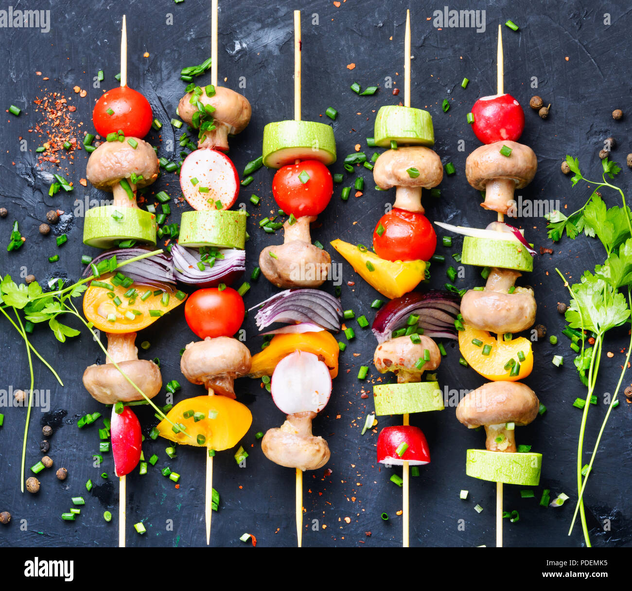 Verdure grigliate spiedini su spiedini con pomodoro, peperone, funghi,le zucchine e la cipolla.Dieta.barbecue spiedini Vegan Foto Stock